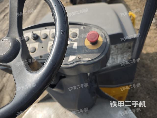 駕駛室操作臺(設(shè)備外觀及核心部件) 駕駛室操作臺(設(shè)備外觀及核心部件)