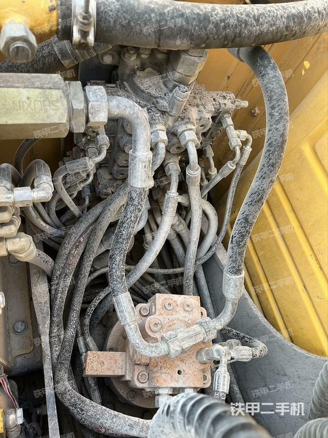 回轉(zhuǎn)馬達(dá)和主控閥（整機(jī)外觀）