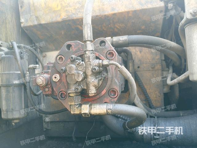 液壓泵艙室正面整體（整機外觀）