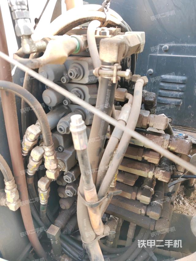 回轉(zhuǎn)馬達(dá)和主控閥（整機(jī)外觀）