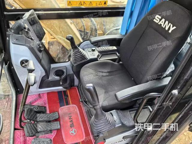 駕駛室整體(整機(jī)外觀) 駕駛室整體(整機(jī)外觀)
