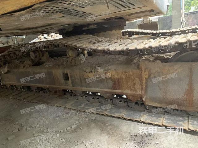 單側(cè)履帶整體(整機(jī)外觀) 單側(cè)履帶整體(整機(jī)外觀)