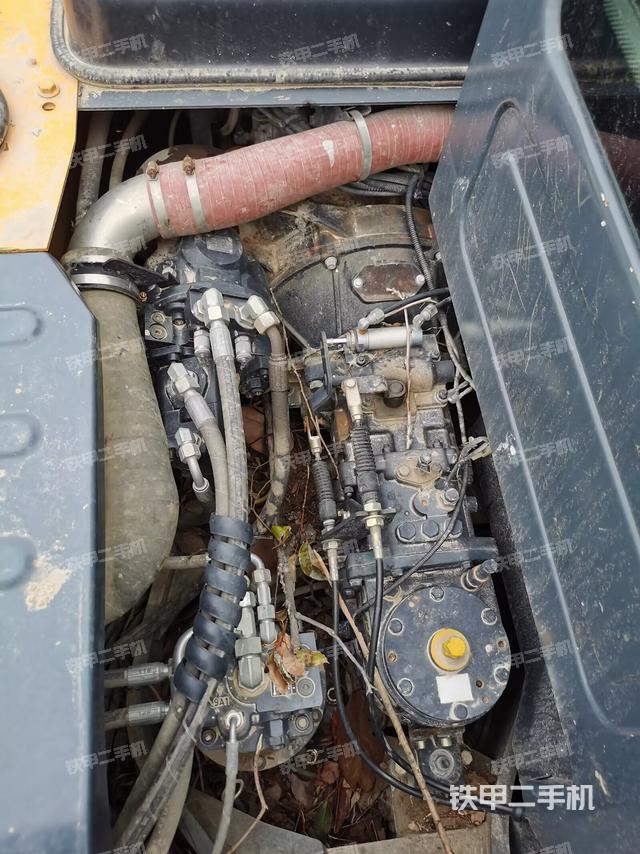 液壓泵艙室正面整體(整機(jī)外觀) 液壓泵艙室正面整體(整機(jī)外觀)