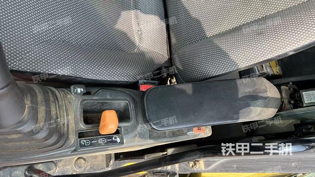 座椅右側(cè)控制臺/鑰匙門/油門/含右手柄(駕駛室部分) 座椅右側(cè)控制臺/鑰匙門/油門/含右手柄(駕駛室部分)