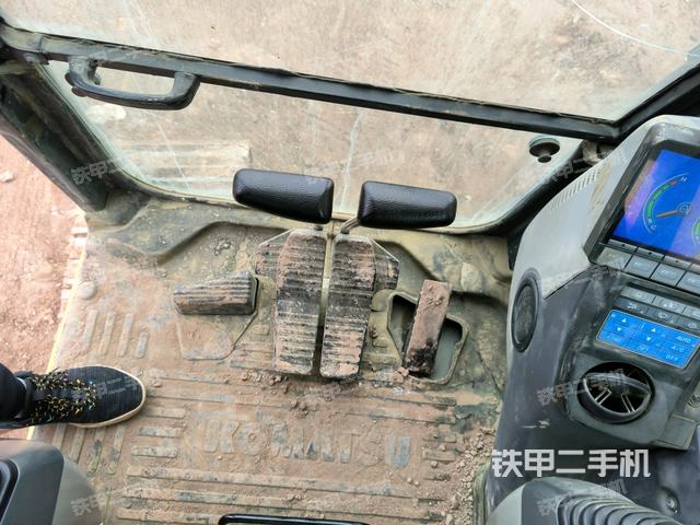 行走控制手柄和踏板?俯拍(駕駛室部分) 行走控制手柄和踏板?俯拍(駕駛室部分)