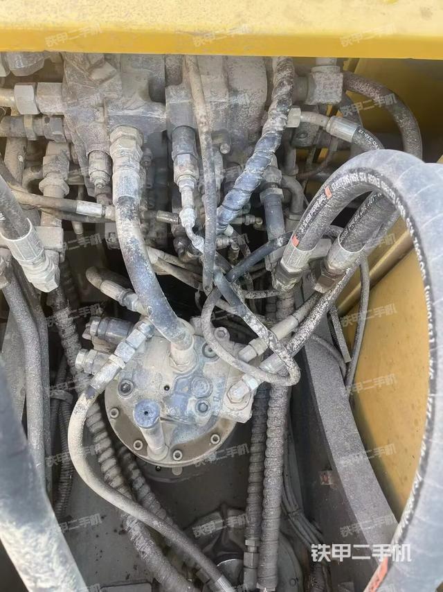 回轉(zhuǎn)馬達(dá)和主控閥（整機(jī)外觀）