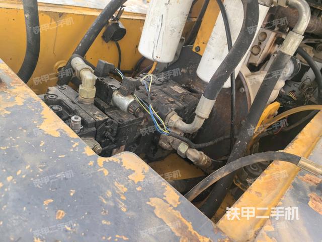 發(fā)動(dòng)機(jī)左側(cè)全景（壓路機(jī)發(fā)動(dòng)機(jī)艙）