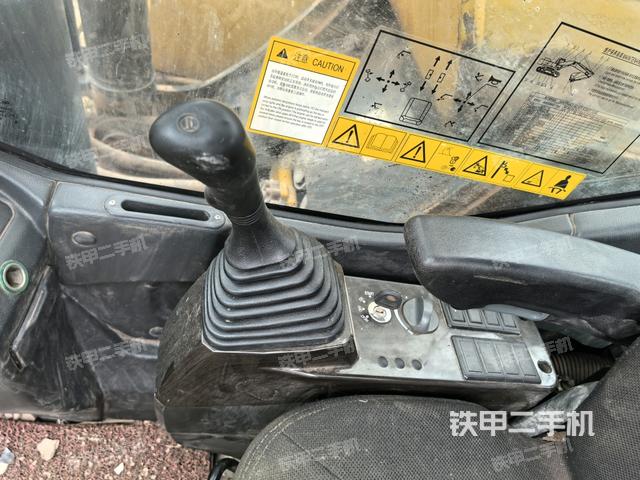座椅右側(cè)控制臺/鑰匙門/油門/含右手柄(駕駛室部分) 座椅右側(cè)控制臺/鑰匙門/油門/含右手柄(駕駛室部分)