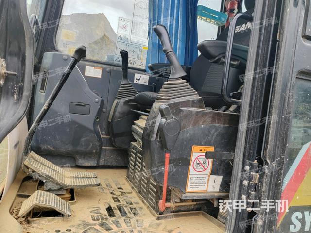 行走控制手柄和踏板?俯拍（駕駛室部分）