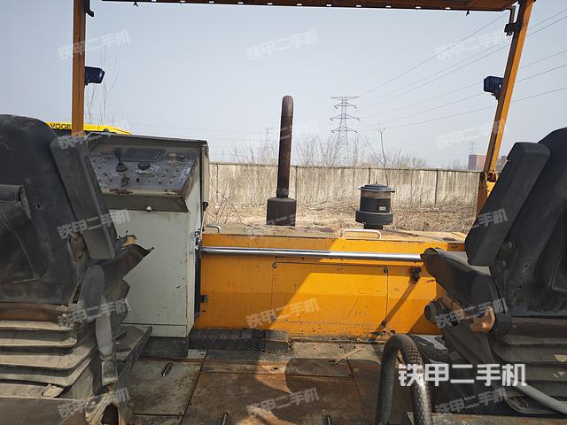 駕駛室操作臺(設備外觀及核心部件) 駕駛室操作臺(設備外觀及核心部件)