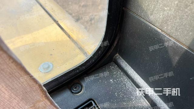 行走控制手柄和踏板?俯拍（駕駛室部分）