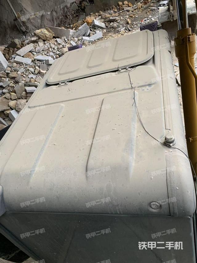 駕駛室頂部(整機(jī)外觀) 駕駛室頂部(整機(jī)外觀)