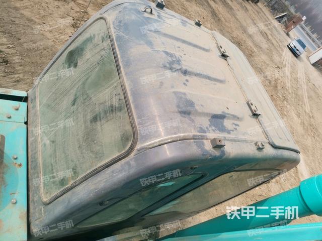 駕駛室頂部(整機(jī)外觀) 駕駛室頂部(整機(jī)外觀)