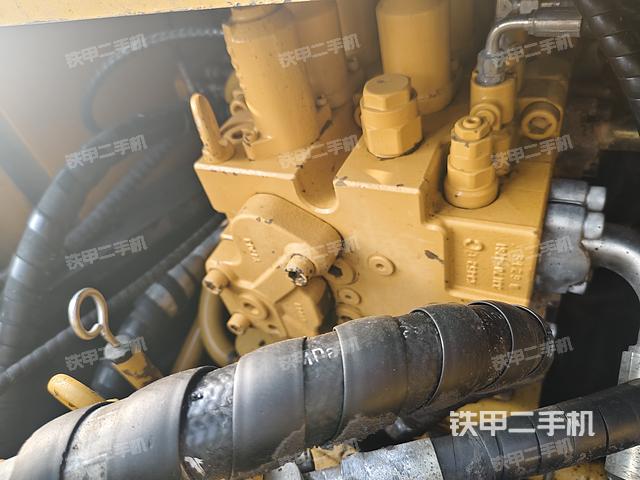 回轉(zhuǎn)馬達(dá)和主控閥(整機(jī)外觀) 回轉(zhuǎn)馬達(dá)和主控閥(整機(jī)外觀)