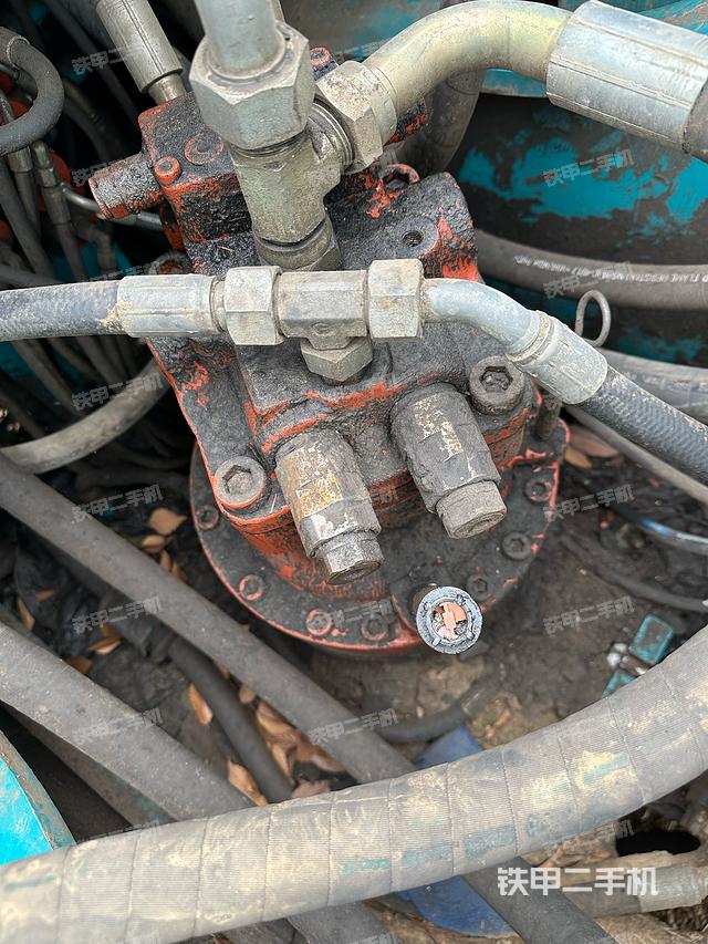 回转马达和主控阀（整机外观）