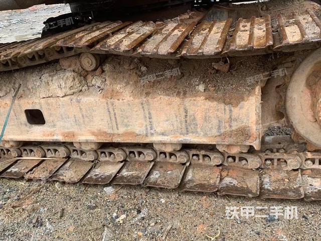 單側(cè)履帶整體(整機(jī)外觀) 單側(cè)履帶整體(整機(jī)外觀)