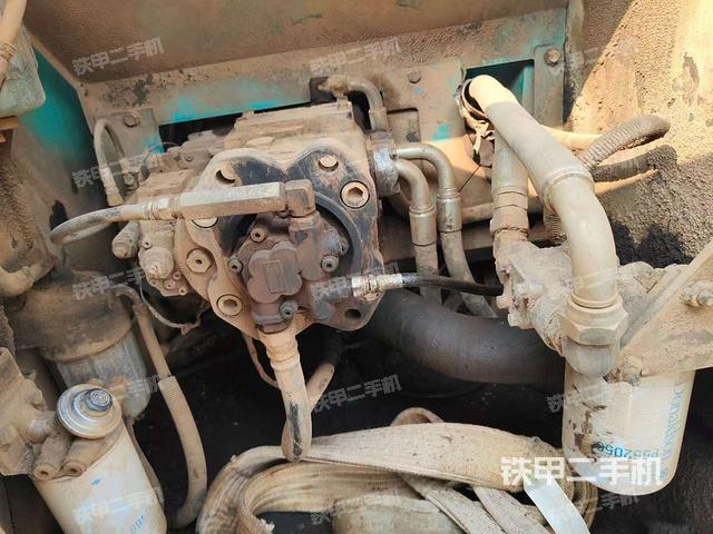 液壓泵艙室正面整體（整機外觀）