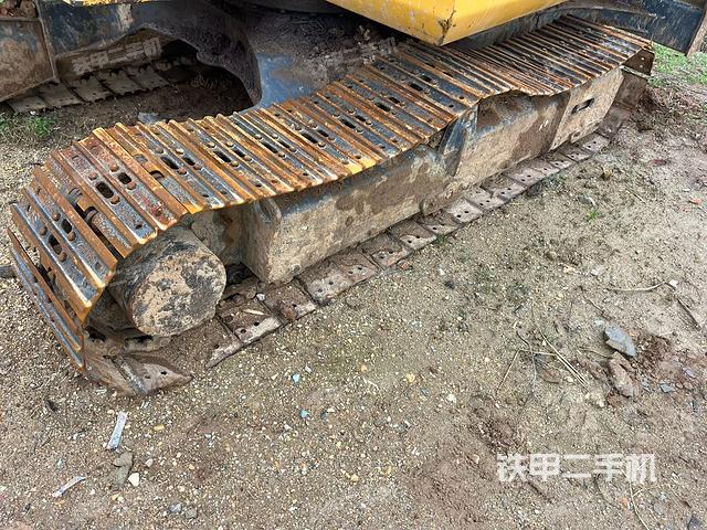單側(cè)履帶整體(整機(jī)外觀) 單側(cè)履帶整體(整機(jī)外觀)