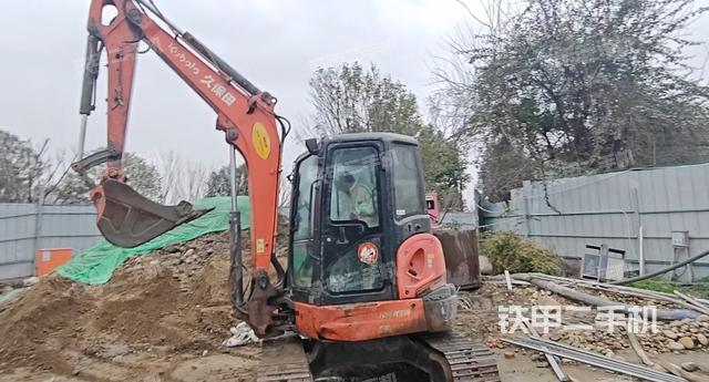 驾驶室顶部（整机外观）