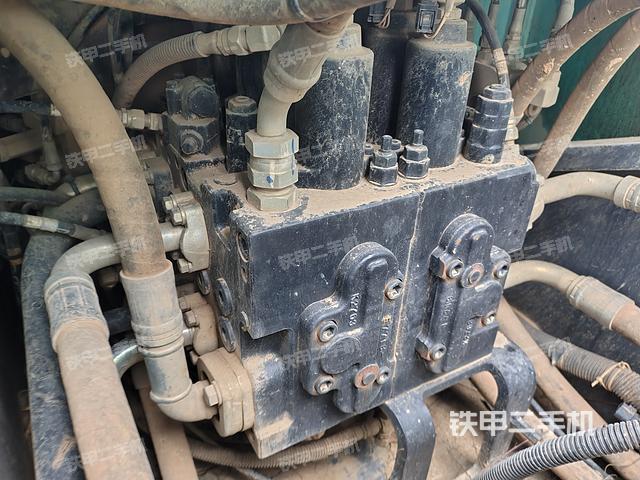 回转马达和主控阀（整机外观）