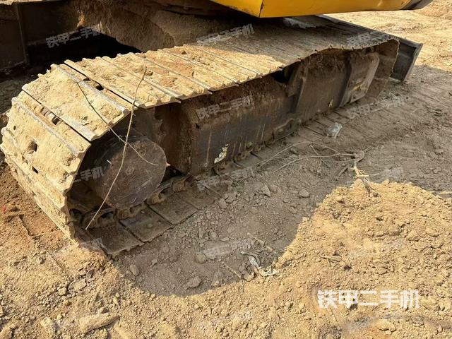 單側(cè)履帶整體(整機(jī)外觀) 單側(cè)履帶整體(整機(jī)外觀)