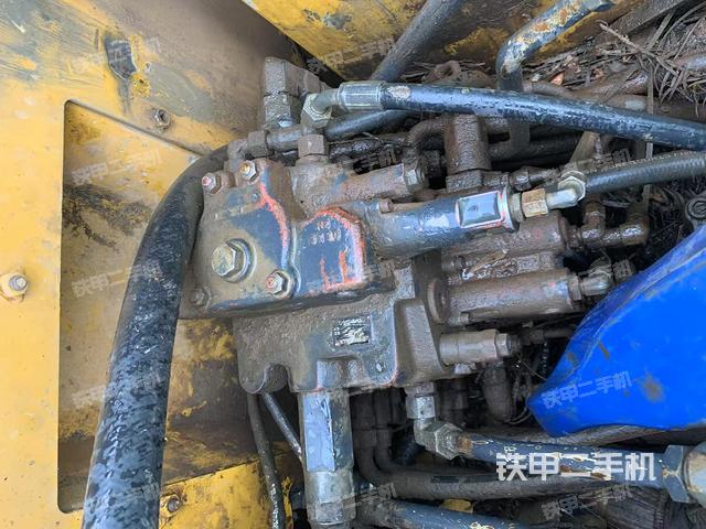 回轉(zhuǎn)馬達(dá)和主控閥(整機(jī)外觀) 回轉(zhuǎn)馬達(dá)和主控閥(整機(jī)外觀)