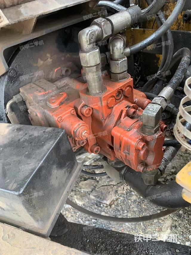 液壓泵艙室正面整體(整機(jī)外觀) 液壓泵艙室正面整體(整機(jī)外觀)
