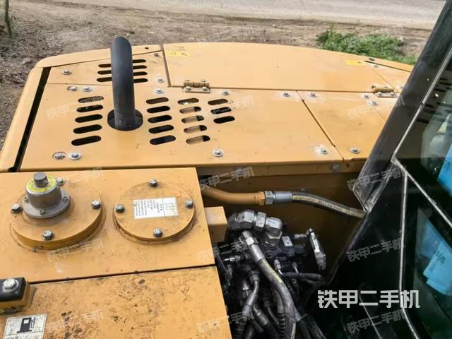 駕駛室頂部(整機(jī)外觀) 駕駛室頂部(整機(jī)外觀)