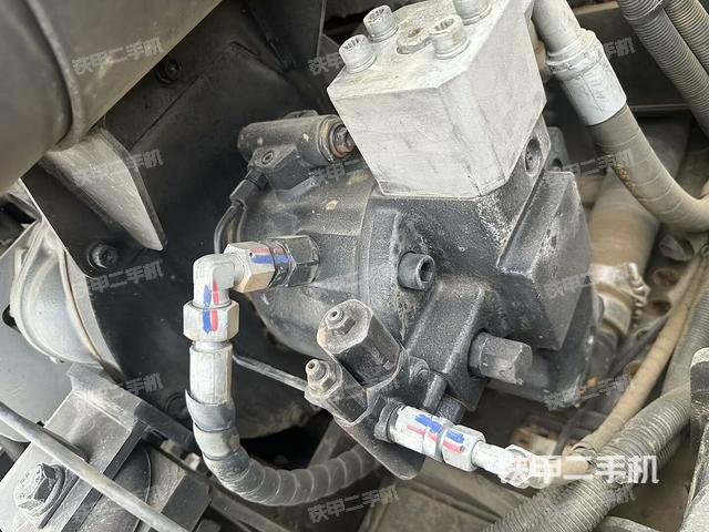 液壓泵艙室正面整體(整機外觀) 液壓泵艙室正面整體(整機外觀)