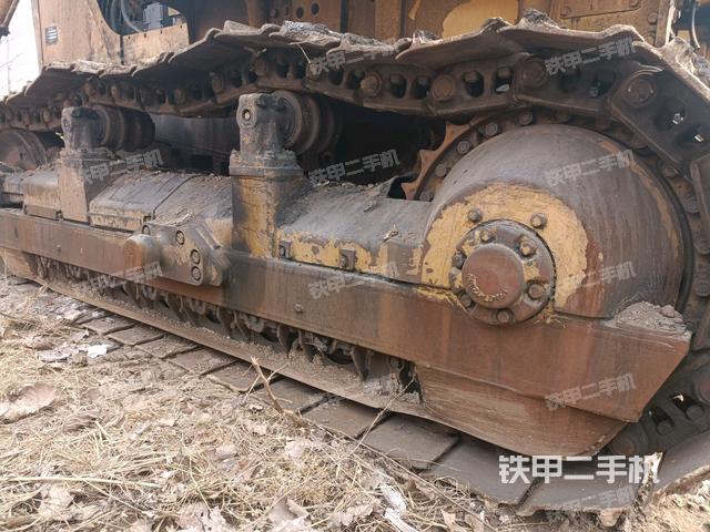 左側(cè)履帶全景(推土機(jī)底盤及工作裝置) 左側(cè)履帶全景(推土機(jī)底盤及工作裝置)