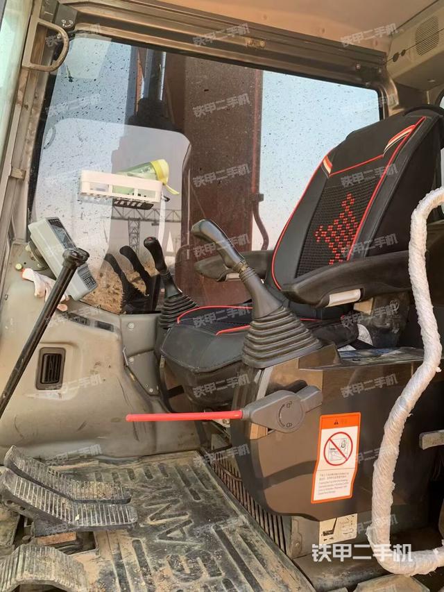 駕駛室整體(整機外觀) 駕駛室整體(整機外觀)