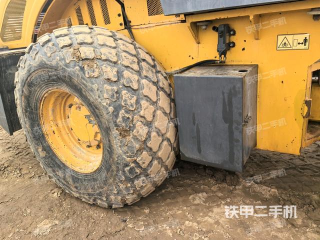 前輪左側(cè)減震塊連接及部件（壓路機(jī)前后車架）