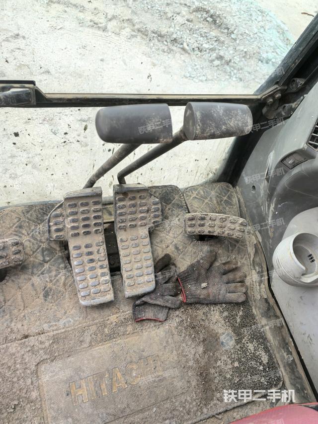 行走控制手柄和踏板?俯拍（駕駛室部分）