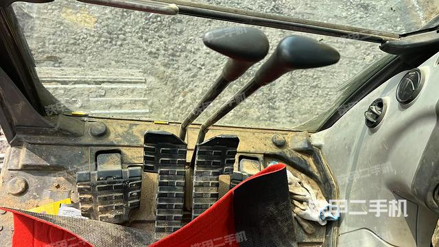 后窗玻璃角標(駕駛室部分) 后窗玻璃角標(駕駛室部分)