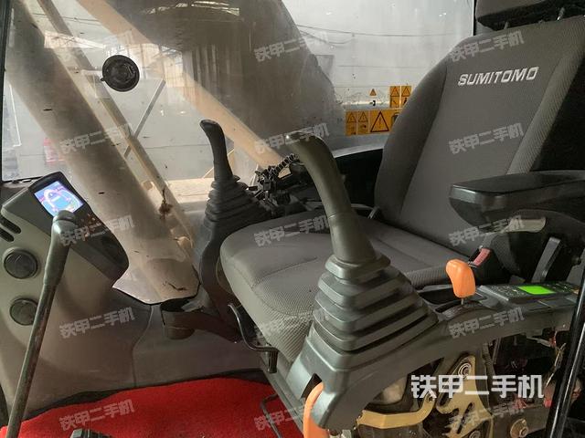 駕駛室整體(整機(jī)外觀) 駕駛室整體(整機(jī)外觀)