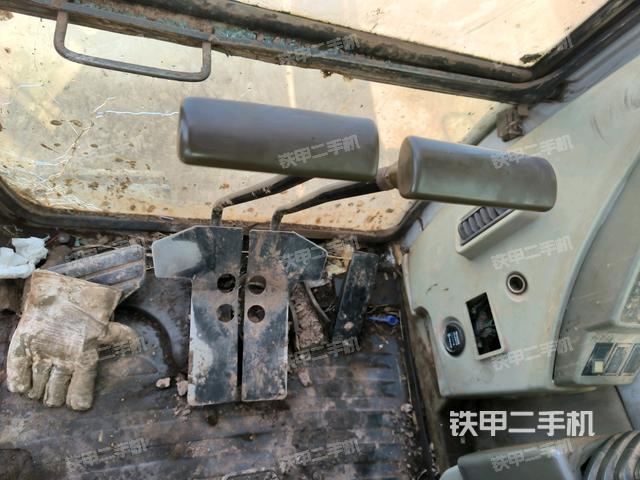 行走控制手柄和踏板?俯拍（駕駛室部分）