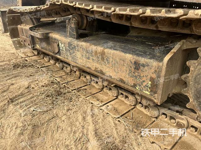 單側(cè)履帶整體(整機(jī)外觀) 單側(cè)履帶整體(整機(jī)外觀)