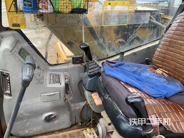 駕駛室整體(整機(jī)外觀) 駕駛室整體(整機(jī)外觀)