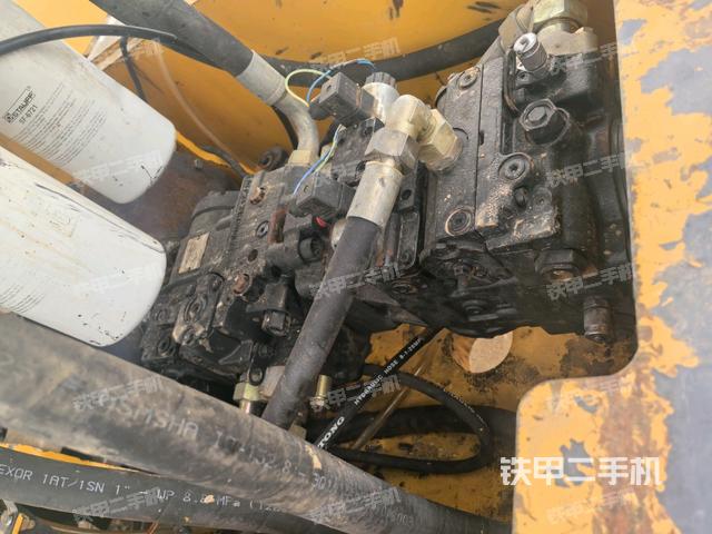 發(fā)動(dòng)機(jī)上部全景（壓路機(jī)發(fā)動(dòng)機(jī)艙）