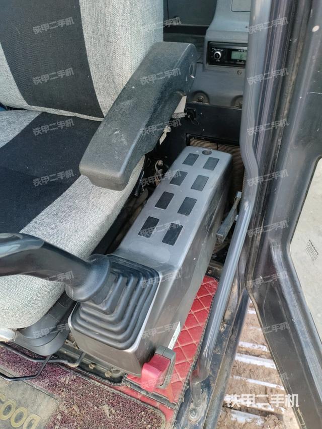 座椅左側(cè)控制臺(tái)/音響/含左手柄（駕駛室部分）