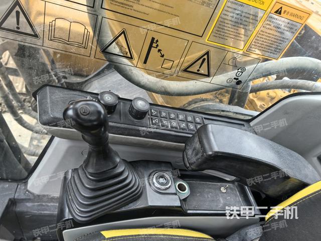 座椅右側(cè)控制臺(tái)/鑰匙門/油門/含右手柄（駕駛室部分）