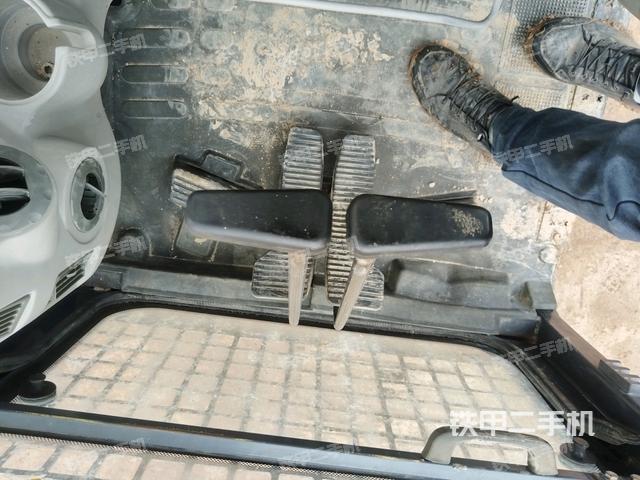 行走控制手柄和踏板?俯拍（駕駛室部分）