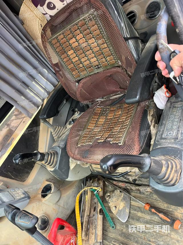 駕駛室整體(整機(jī)外觀) 駕駛室整體(整機(jī)外觀)