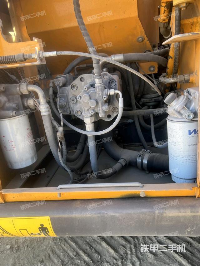 液壓泵艙室正面整體(整機外觀) 液壓泵艙室正面整體(整機外觀)