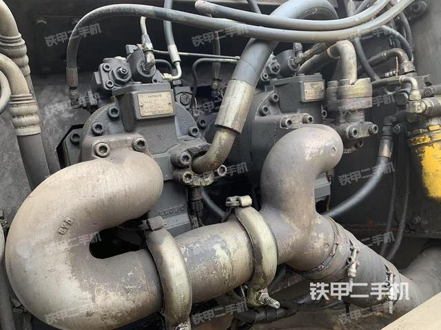 液壓泵艙室正面整體(整機外觀) 液壓泵艙室正面整體(整機外觀)