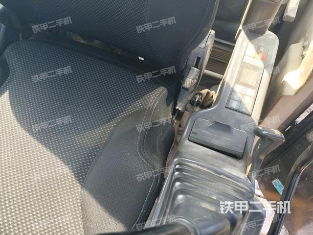 行走控制手柄和踏板?俯拍(駕駛室部分) 行走控制手柄和踏板?俯拍(駕駛室部分)