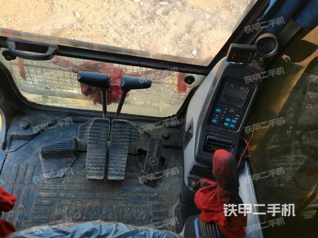 行走控制手柄和踏板?俯拍(駕駛室部分) 行走控制手柄和踏板?俯拍(駕駛室部分)