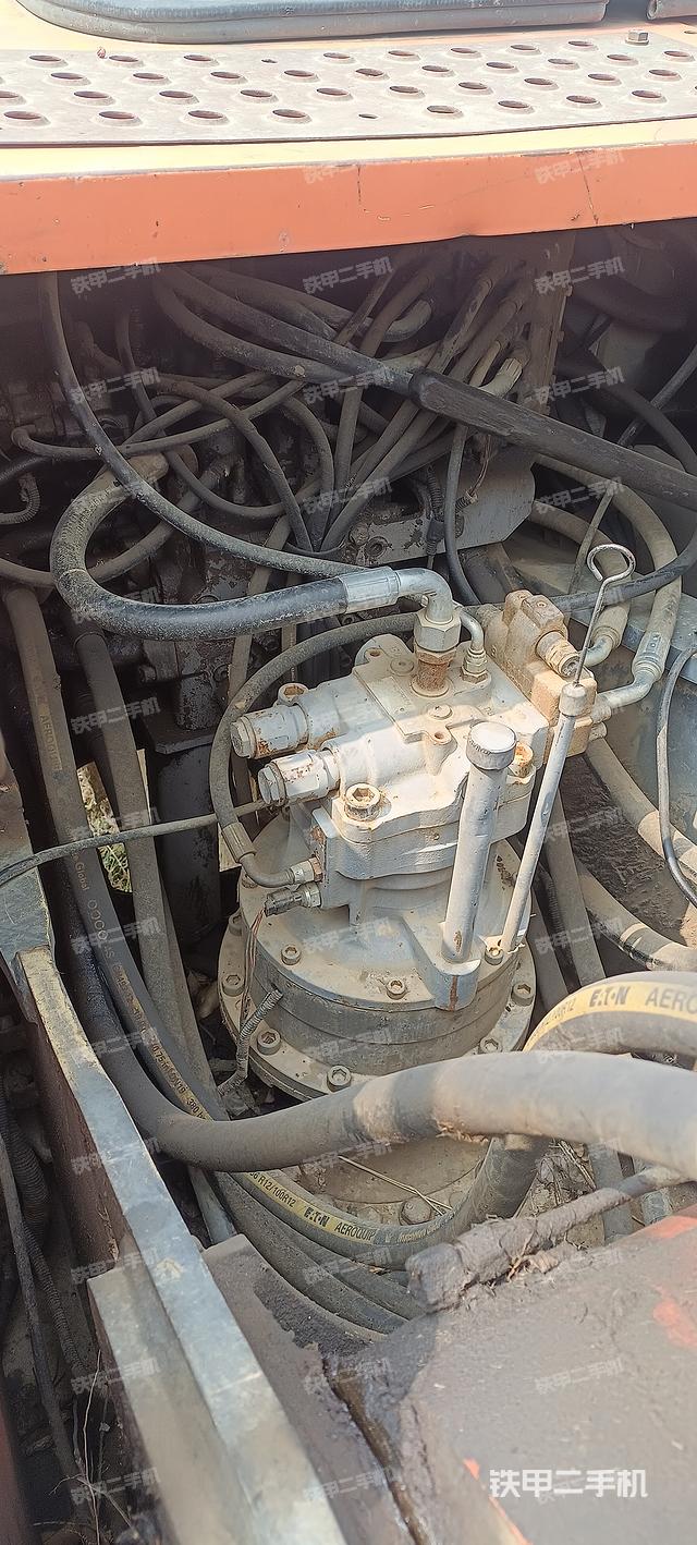 液压泵舱室正面整体（整机外观）