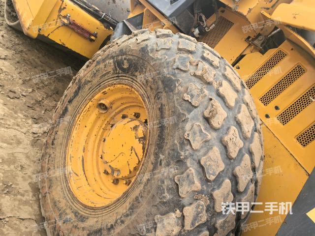 前輪右側(cè)減震塊連接及部件（壓路機(jī)前后車架）