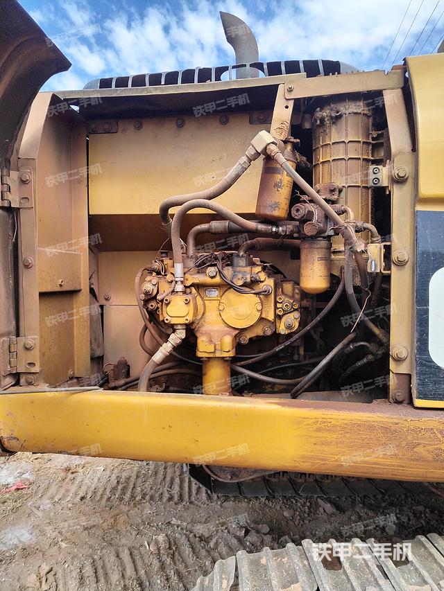 液压泵舱室正面整体（整机外观）